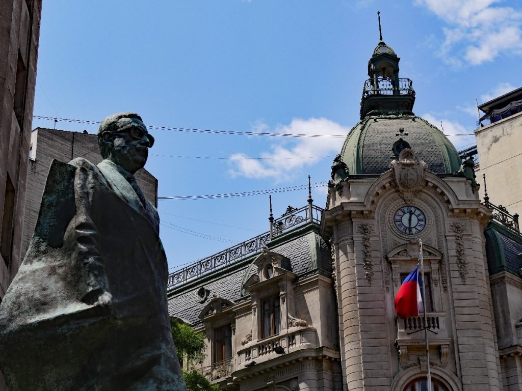 Salvador-Allende-Statue in Santiago de Chile - Chile