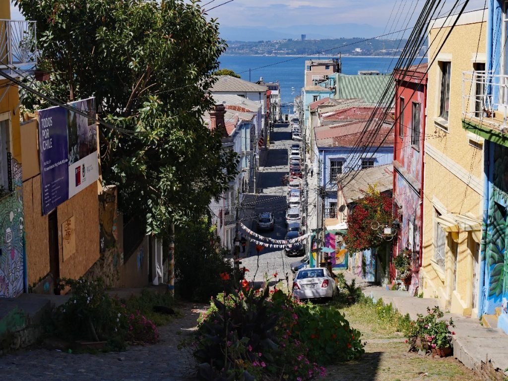 Farbenfrohe Straßenzüge mit Meerblick in Valparaíso – Chile