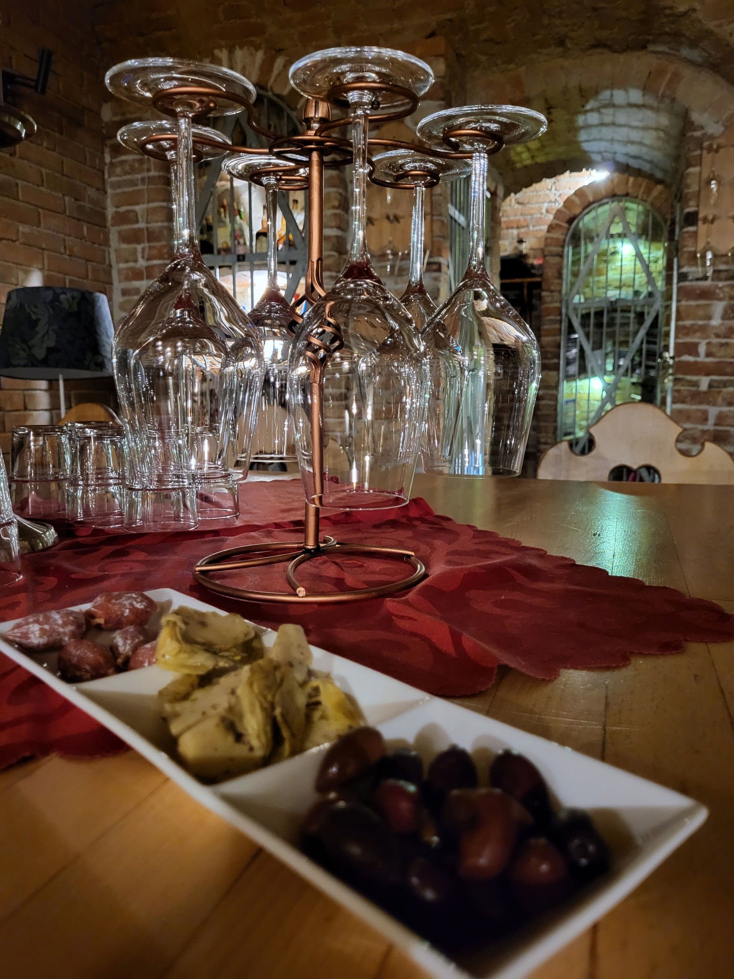 Weinverkostung in historischem Weinkeller in Wien (hier: Weinbunker) – Sommer-Geheimtipp für Genießer Weinverkostung in historischem Weinkeller in Wien (hier: Weinbunker) – Sommer-Geheimtipp für Genießer