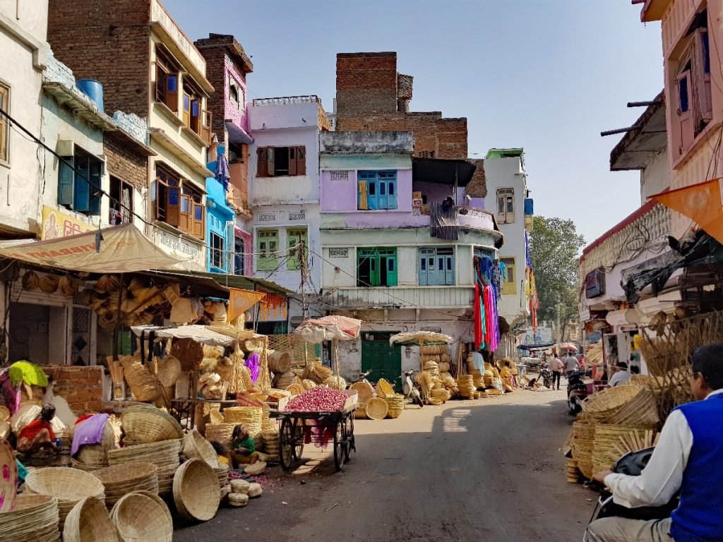 Ein kleiner, farbenfroher indischer Markt