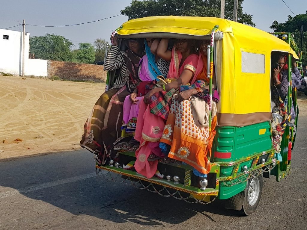 Wie viele Menschen sitzen wohl in diesem Gefährt? - Indien