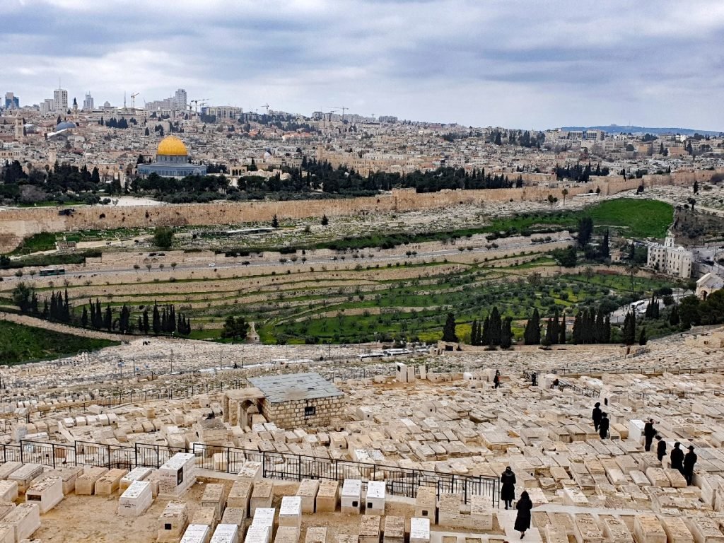 Blick vom Ölberg auf den Jüdischen Friedhof und die Stadt Jerusalem - Israel