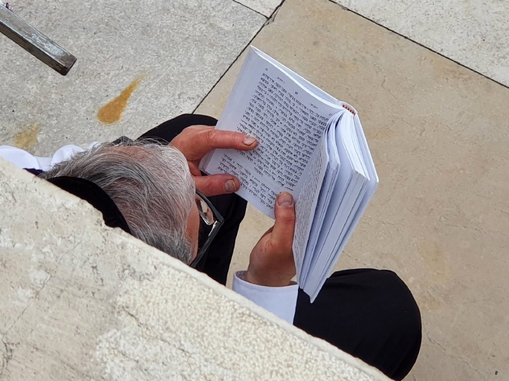 Ein Mann in Jerusalem liest - Israel