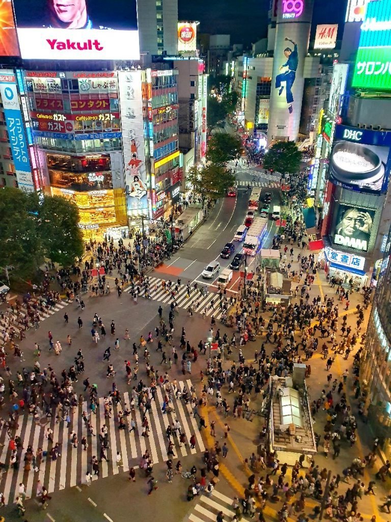 Shibuya Crossing - die berühmteste Kreuzung der Welt in Tokio - Japan