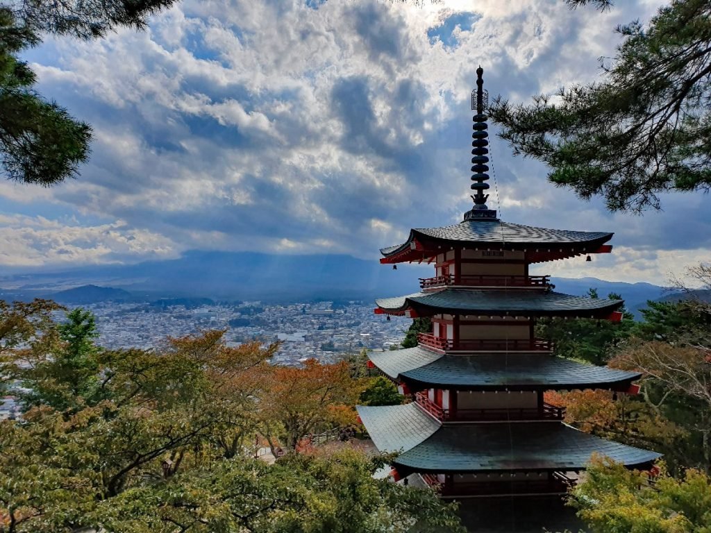 Die Chureito-Pagode - und HINTER den Wolken (grummel): der Fuji - Japan