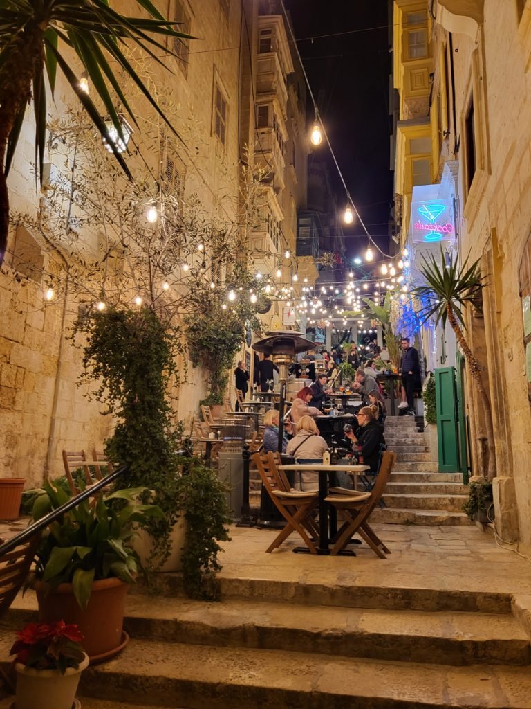Einladend: Ein beleuchtetes Gässchen in Valetta – Malta
