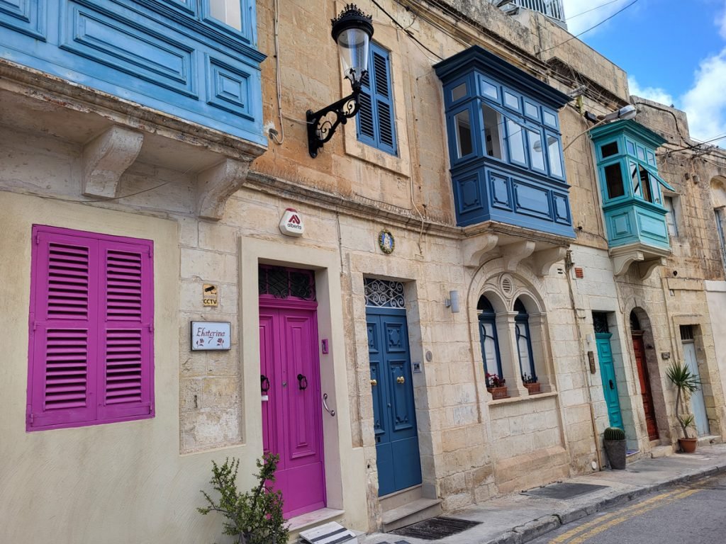 Bunte Türen und Balkone in Rabat – Malta