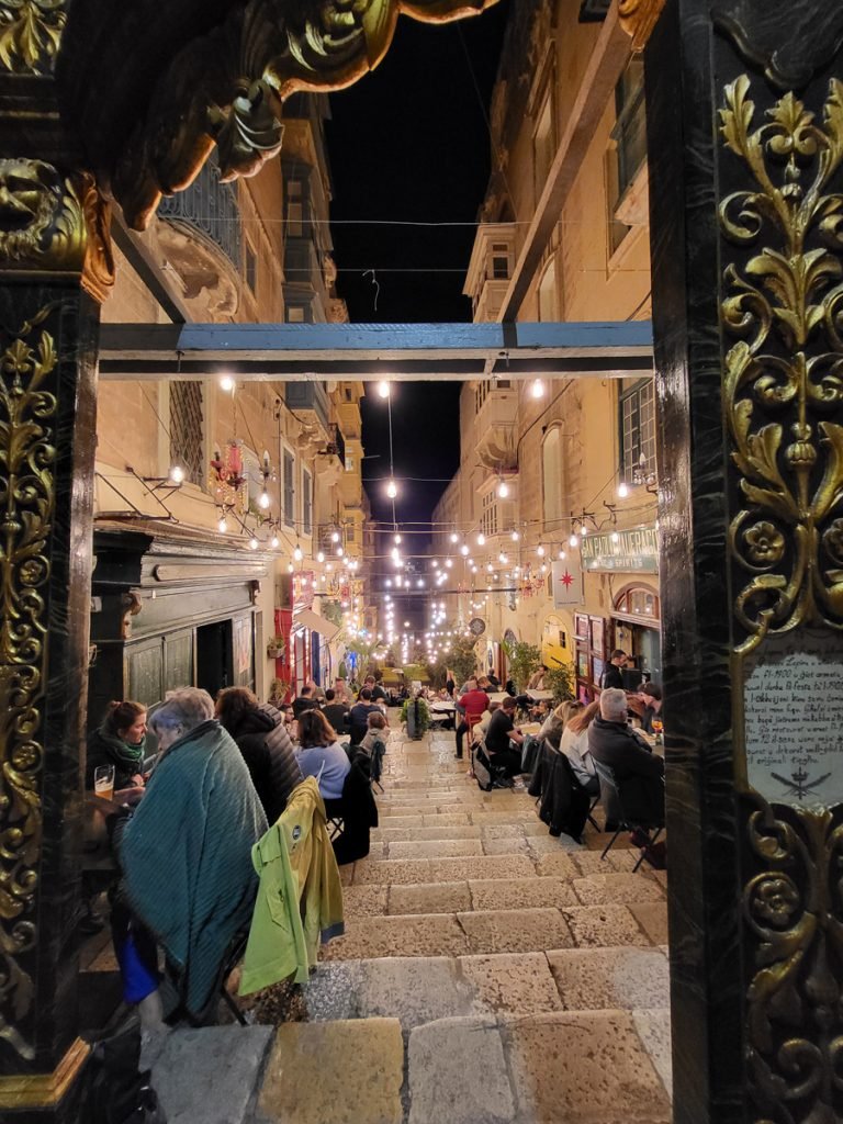 Belebtes Gässchen von Valetta bei Nacht – Malta