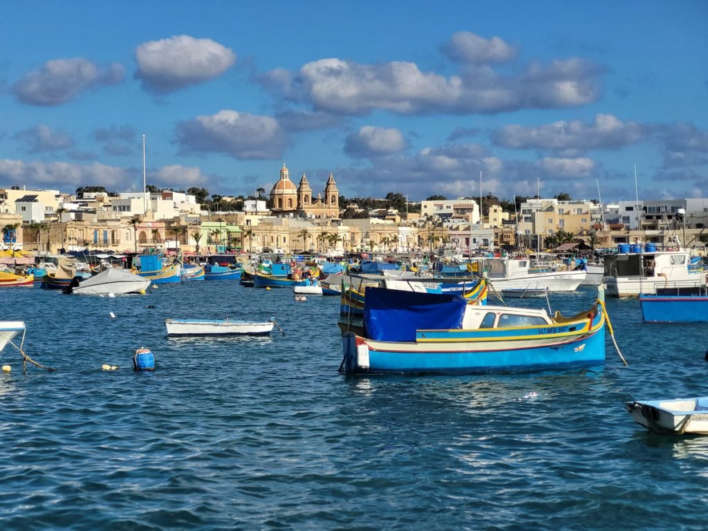 Farbvielfalt: Der Blick auf Marsaxlokk – Malta