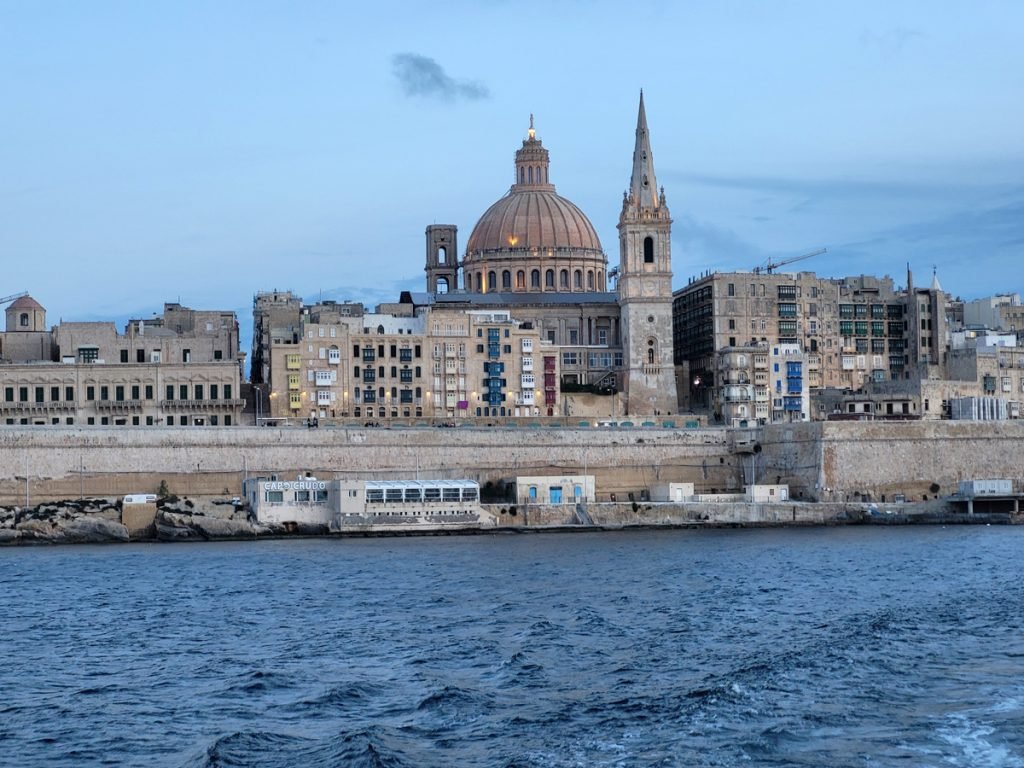 Die Karmelitenkirche von Valetta in der Dämmerung – Malta