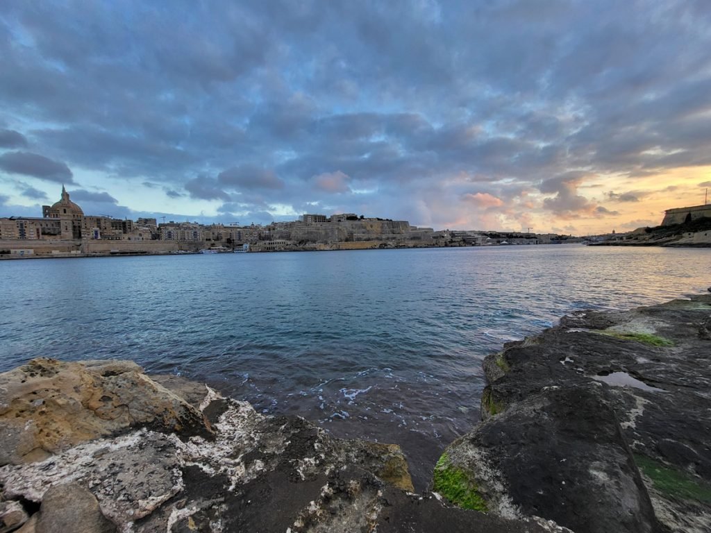 In Valetta geht langsam die Sonne unter (Blick von Manoel Island) – Malta