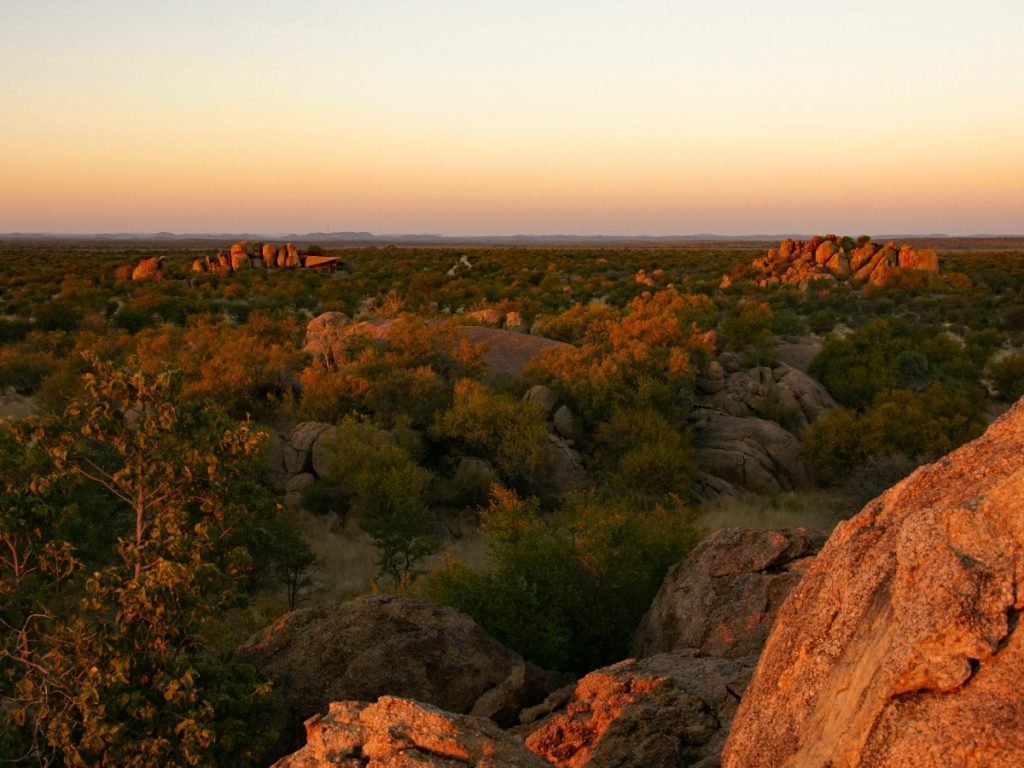 Sonnenaufgang in einer Felslandschaft in Namibia