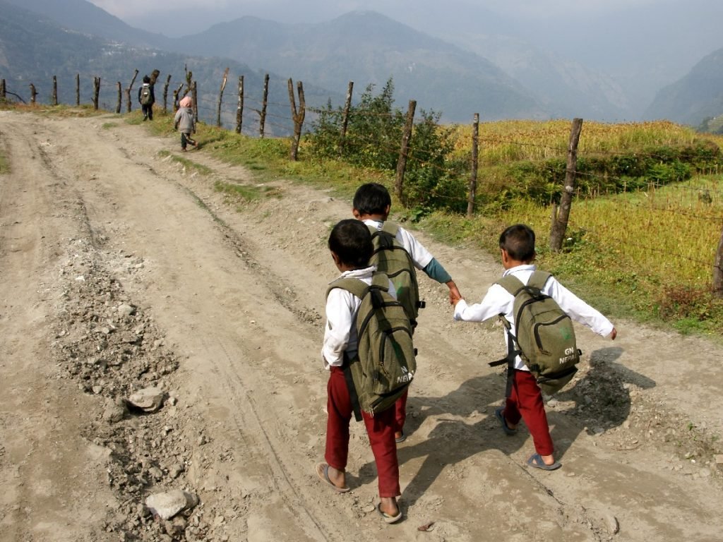Abenteuerlicher Schulweg in Nepal - und das in diesen Schuhen