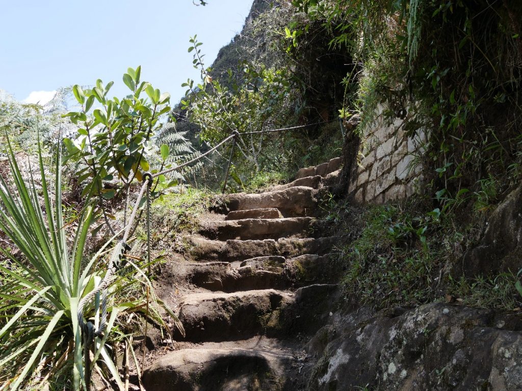 Mit Treppen haben sie beim Aufstieg zum Huyana Picchu nicht gegeizt – Peru
