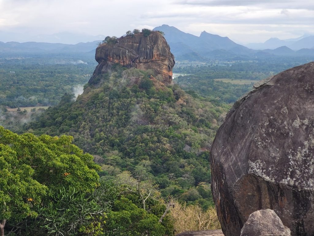 Blick vom Pidurangala Rock auf Sigiriya (Lion Rock) - Sri Lanka