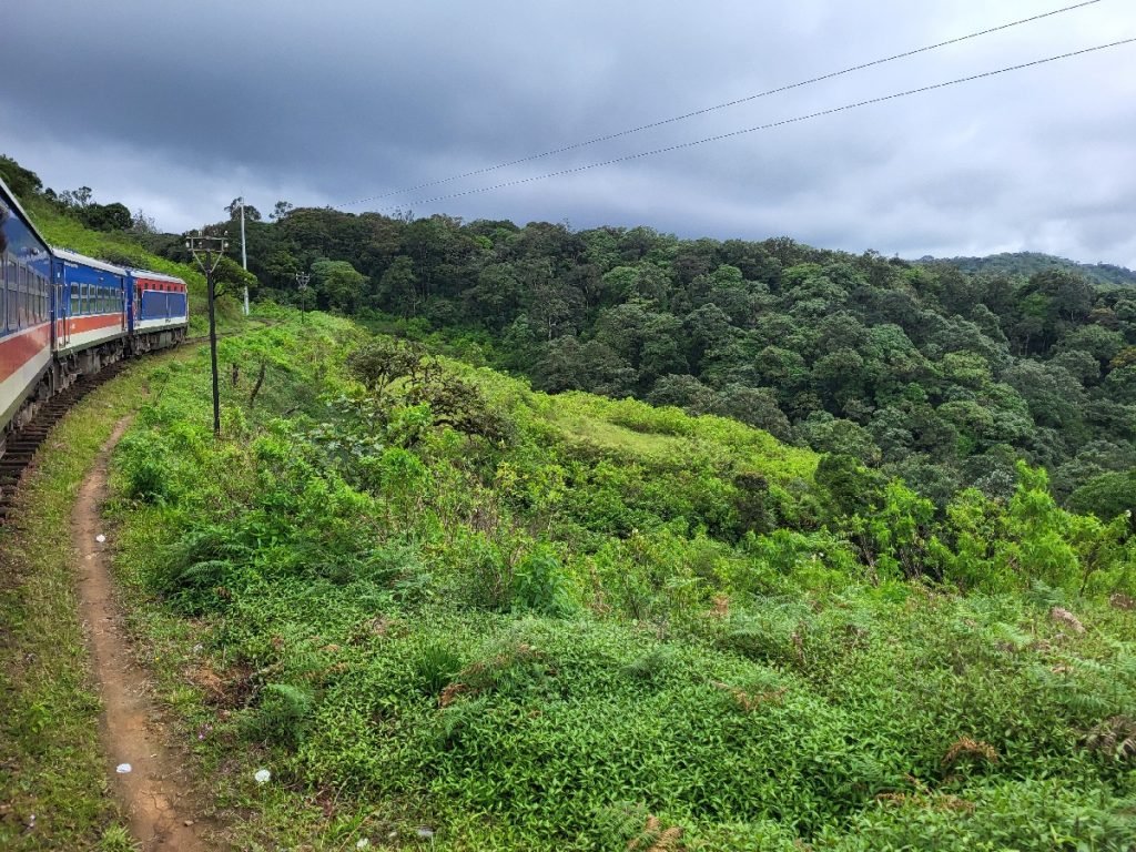 Mit dem Zug durchs Hochland von Sri Lanka