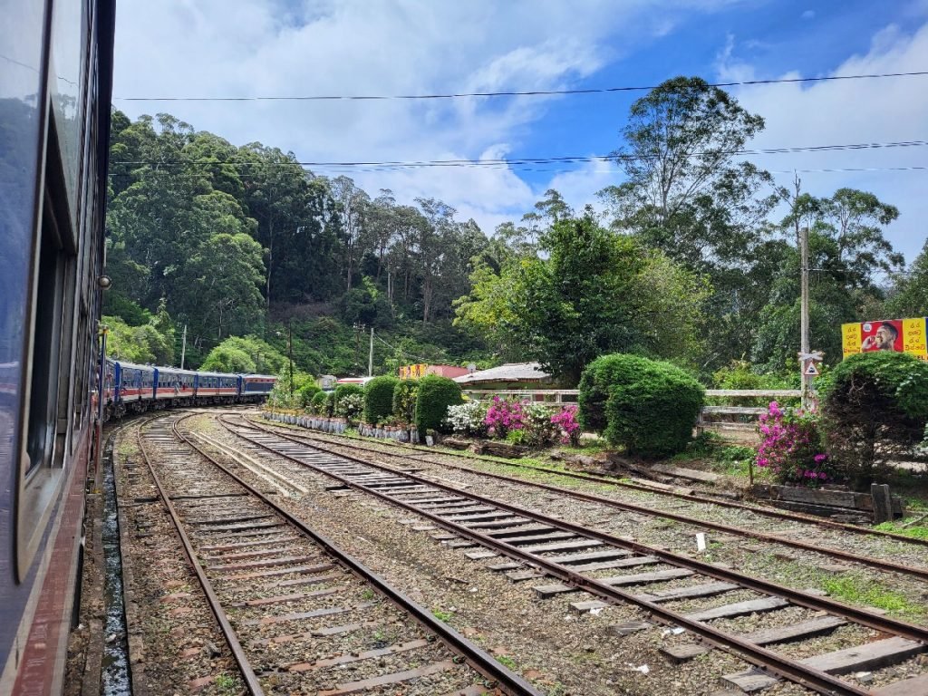 Der Zug auf dem Weg von Nanu Oya nach Ella - Sri Lanka
