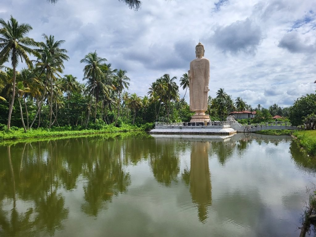 Tsunami-Denkmal: Peraliya Tsunami Memorial Statue - Sri Lanka