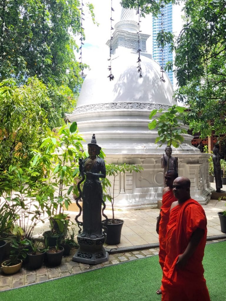 Mönche am Gangarama Temple in Colombo - Sri Lanka